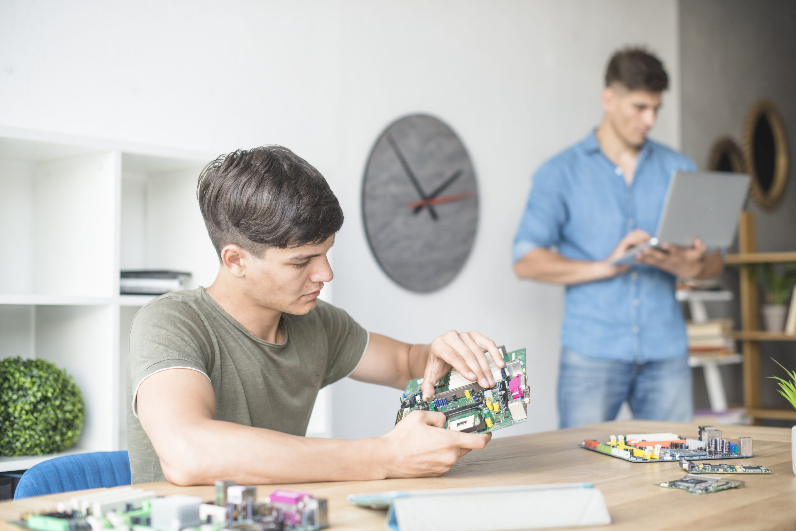 Dari Kantor ke Workshop: Manfaat Belajar Robotika untuk Profesional